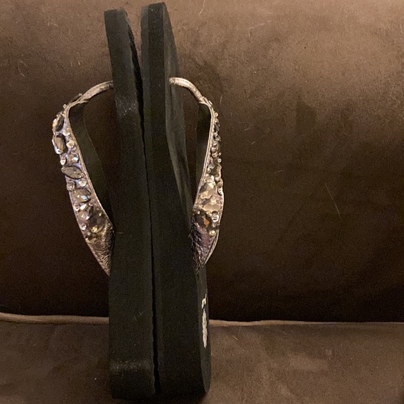 Black flip flops with silver studded straps - Picture 3 of 6